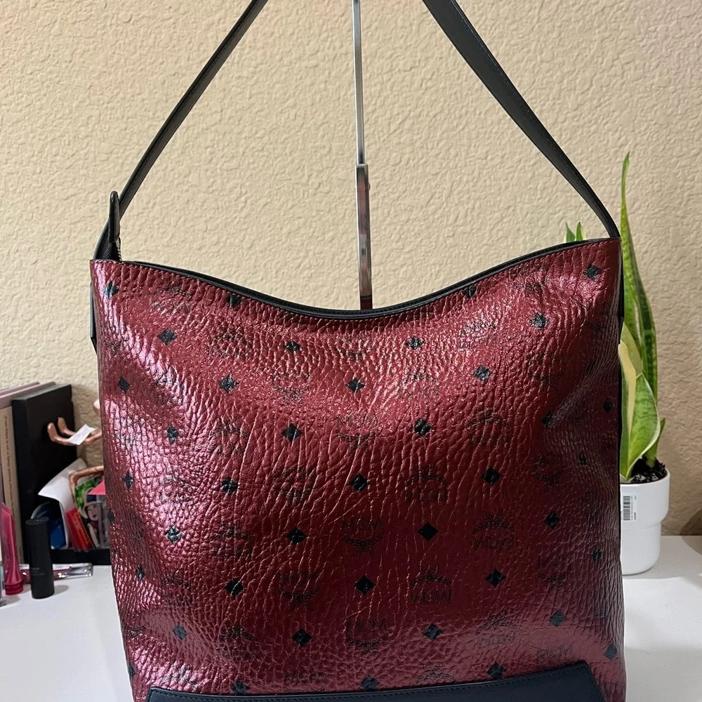 MCM Metallic Hobo - Picture 2 of 11